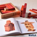 KAPLA® Holzbausteine Roten und Orangen Steinen im Holzkasten 40 Steine mit Kunstband No. 22
